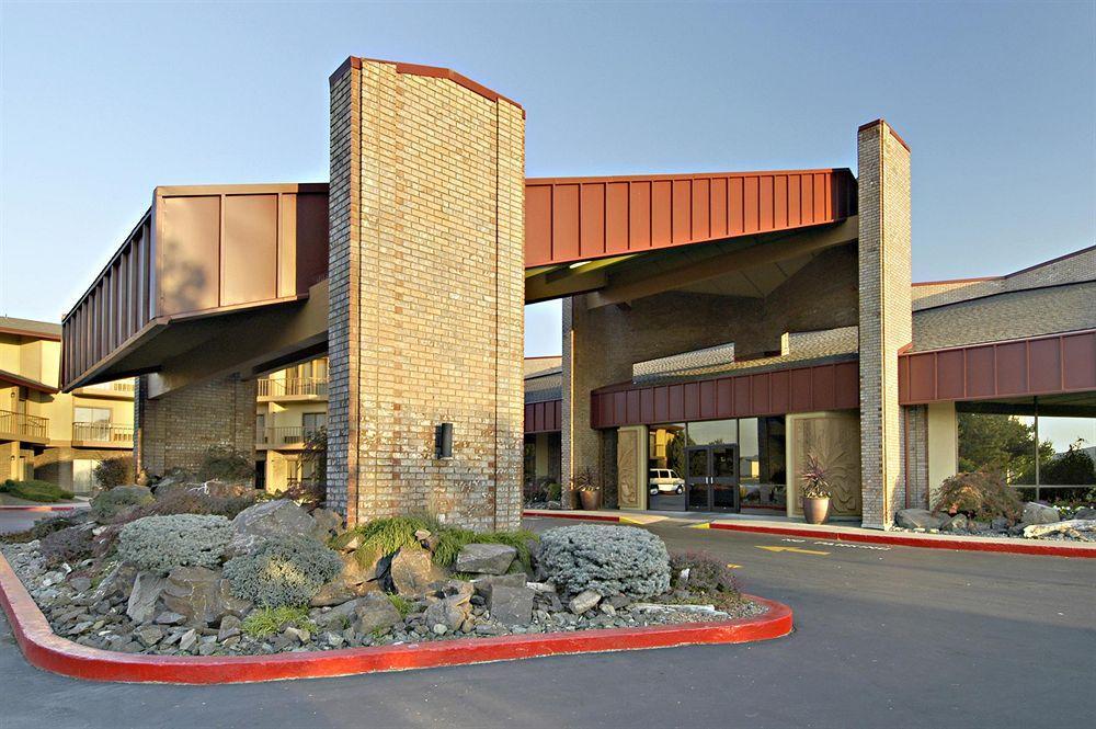 Red Lion Hotel Pasco Airport & Conference Center Exterior photo