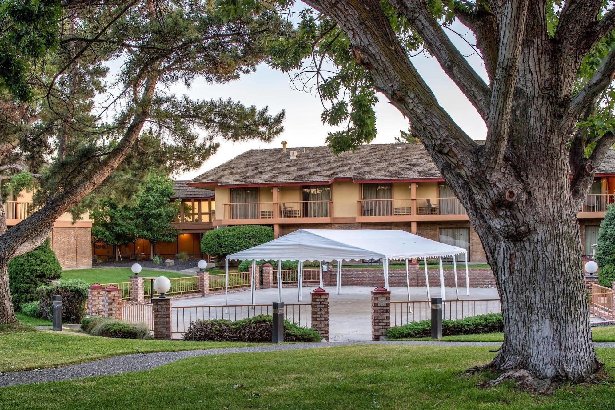 Red Lion Hotel Pasco Airport & Conference Center Exterior photo