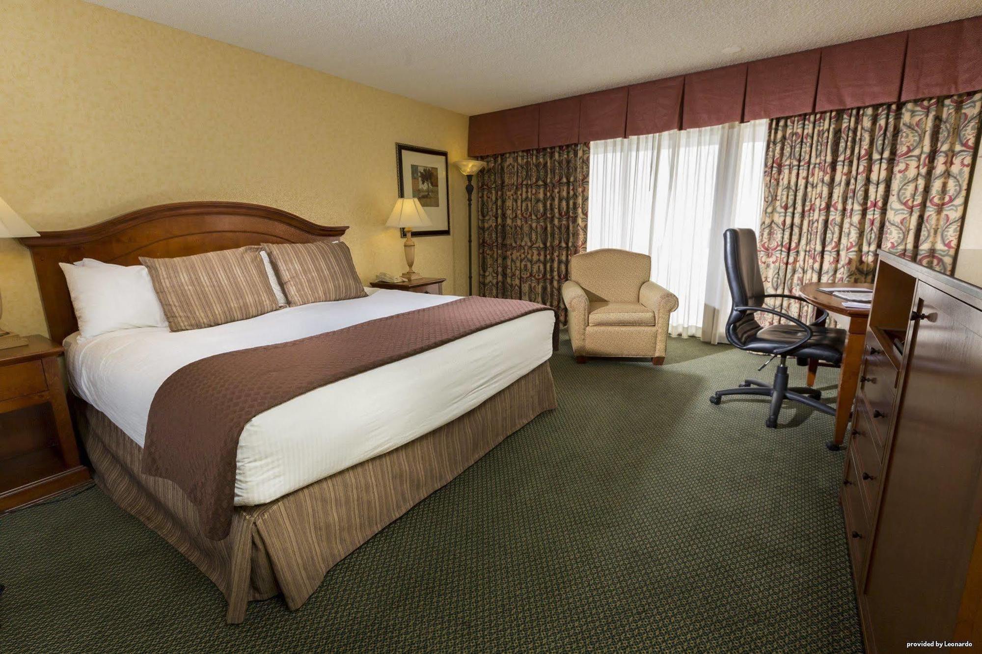 Red Lion Hotel Pasco Airport & Conference Center Exterior photo