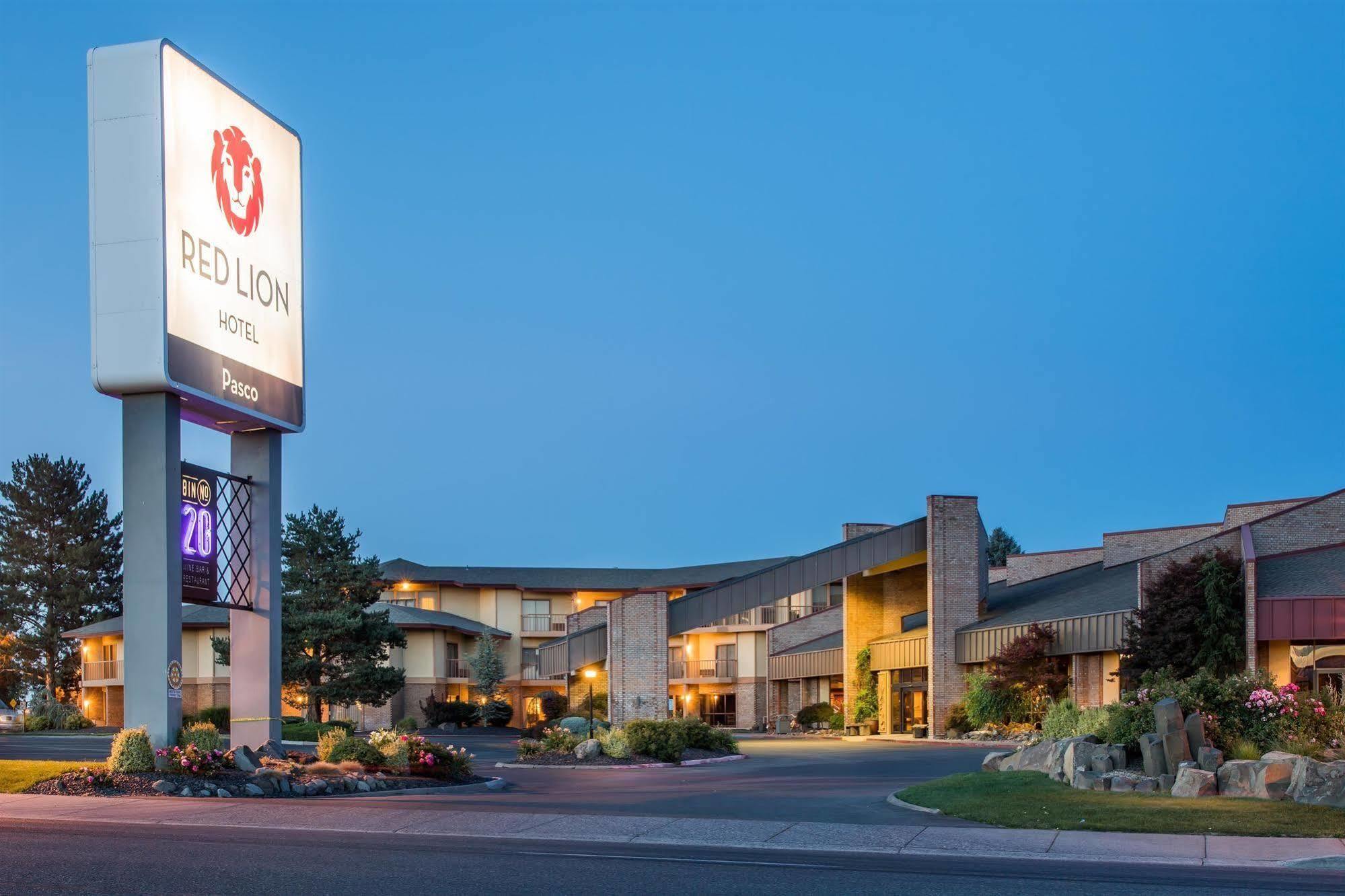 Red Lion Hotel Pasco Airport & Conference Center Exterior photo